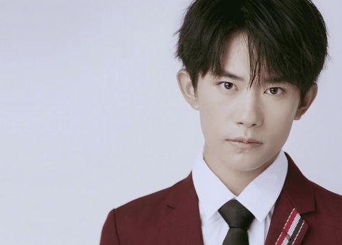 易烊千玺吃瓜镜子视频,揭秘明星日常趣味瞬间