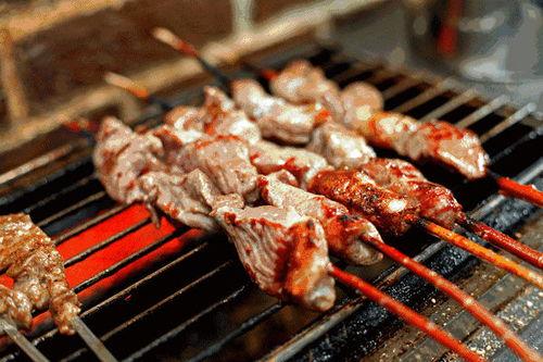 烧烤店夫妻吃瓜视频,揭秘美食背后的温馨故事