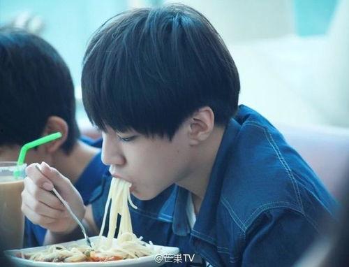 王俊凯可爱的吃瓜视频,吃瓜视频引网友热议