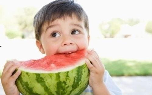 小朋友吃瓜视频文案短句,小朋友吃瓜视频萌态百出